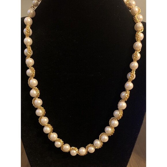 Link Jewelry - Women’s Retro Faux Pearls Intertwined Gold Tone Chain Necklace